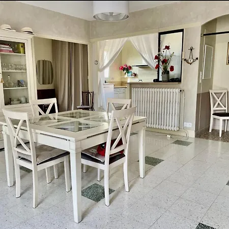 Family House * Λα Ροσέλ